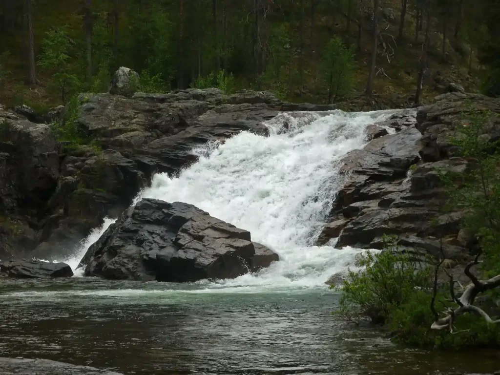 Taman Nasional Oulanka menawarkan lanskap yang dramatis dengan sungai, air terjun, dan hutan boreal.