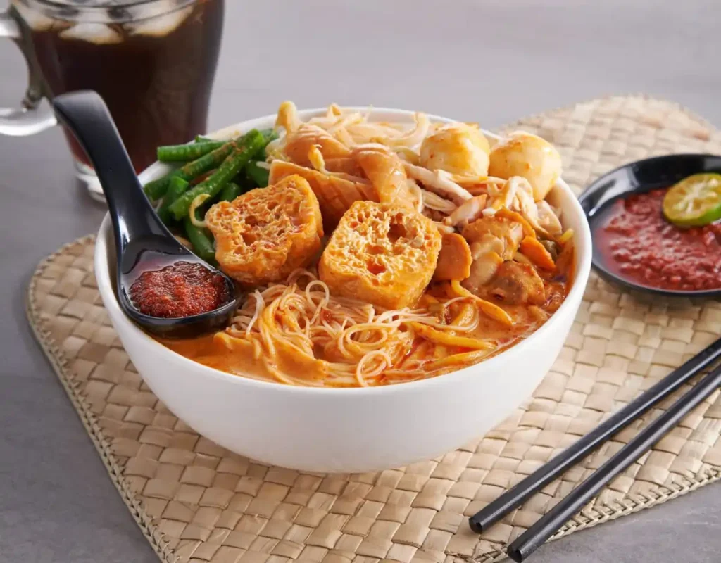 Curry Mee adalah sup mie dengan kuah santan yang pedas dan kaya rasa. Isinya meliputi tahu goreng, kerang, daging babi, dan tauge.