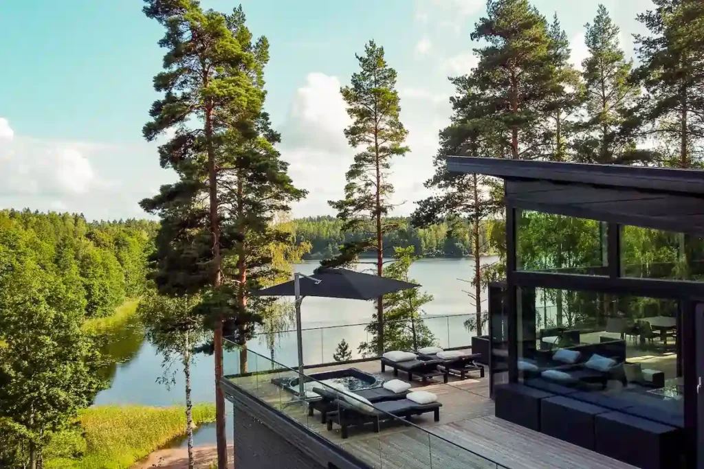 Taman Nasional Nuuksio terletak tidak jauh dari Helsinki, menawarkan pemandangan alam yang asri dengan hutan pinus, danau, dan jalur pendakian.