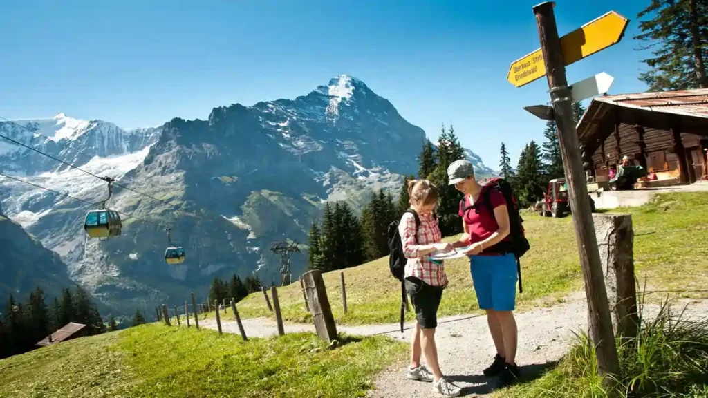 10 Pemandangan Swiss. Interlaken adalah kota yang terletak di antara dua danau, yaitu Danau Thun dan Danau Brienz, dengan latar belakang pegunungan Jungfrau, Eiger, dan Mönch. Kota ini terkenal sebagai tempat yang sempurna untuk berbagai kegiatan outdoor seperti paragliding, skydiving, dan hiking.