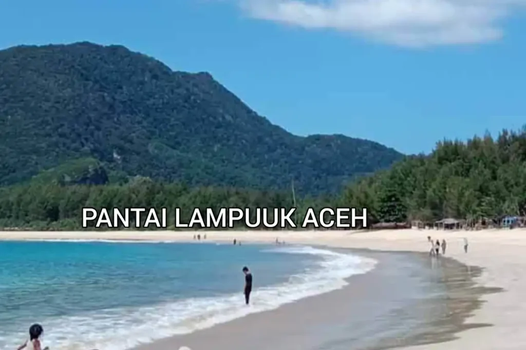 Pantai Lampuuk memiliki pasir putih lembut dengan air laut yang jernih. Pemandangan matahari terbenam di sini sangat indah.