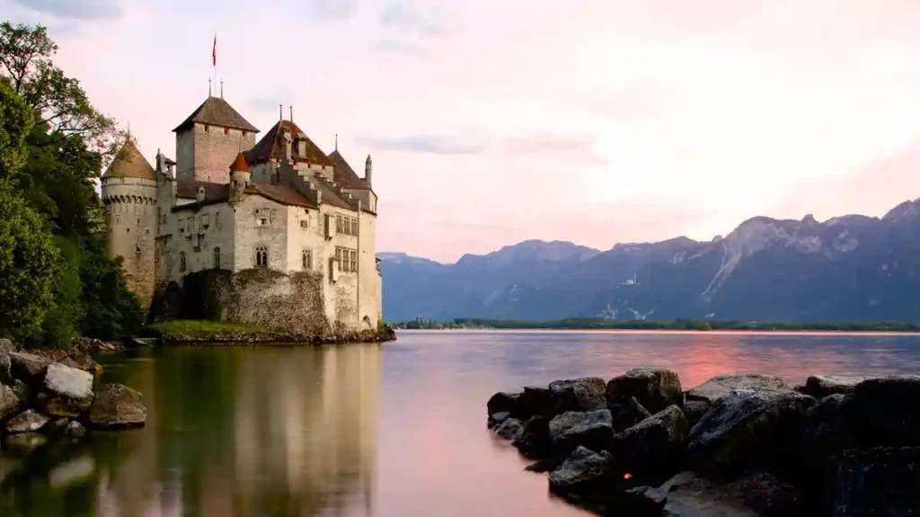 10 Pemandangan Swiss. Montreux adalah kota indah yang terletak di tepi Danau Geneva, terkenal dengan pemandangannya yang menakjubkan dan suasana yang tenang. Kota ini sering menjadi tuan rumah festival musik jazz yang terkenal.