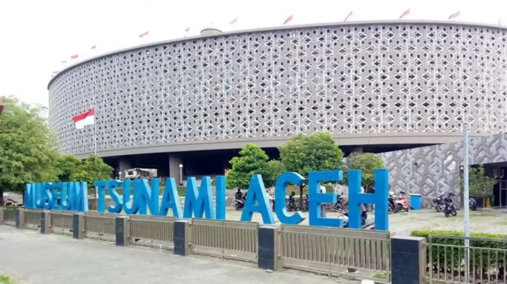 Museum ini dirancang oleh Ridwan Kamil dan menjadi tempat peringatan untuk mengenang tragedi tsunami 2004. Desainnya unik dengan lorong-lorong gelap dan dinding penuh nama korban.