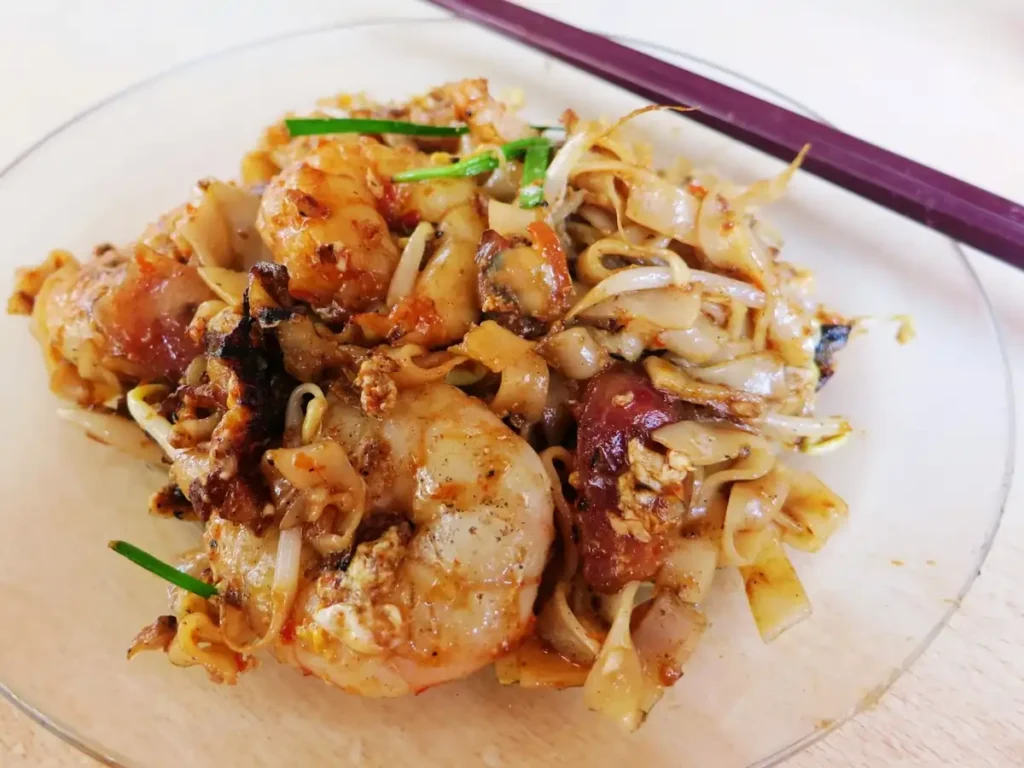 Prawn Mee adalah mie udang dengan kaldu berbasis udang dan rempah. Hidangan ini disajikan dengan udang segar, telur rebus, dan mie kuning.