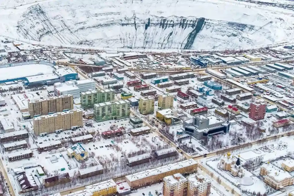 Norilsk adalah salah satu kota terdingin di dunia dengan suhu rata-rata mencapai -30 derajat Celsius pada musim dingin. Meski dikenal sebagai kota industri, tempat ini memiliki pesona unik.