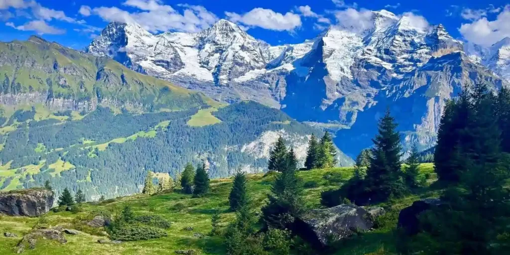 10 Pemandangan Swiss. Lauterbrunnen adalah lembah indah yang dikelilingi oleh 72 air terjun, gunung, dan padang rumput hijau. Ini adalah salah satu tempat yang paling fotogenik di Swiss.