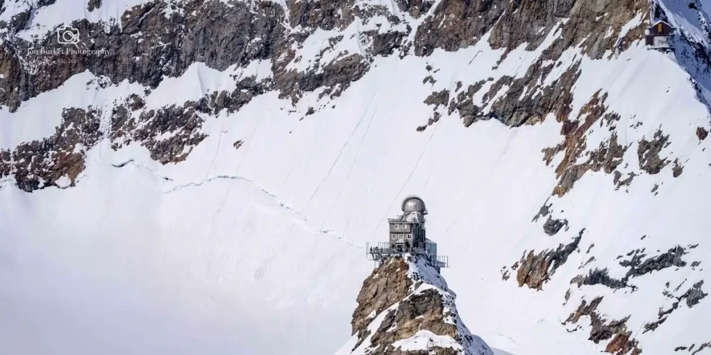 10 Pemandangan Switzerland. Jungfraujoch, sering disebut sebagai "Atap Eropa", adalah salah satu titik tertinggi yang bisa diakses oleh kereta di dunia. Dengan ketinggian lebih dari 3.400 meter di atas permukaan laut, pemandangan dari Jungfraujoch sangat menakjubkan, dengan salju yang tak pernah mencair sepanjang tahun.