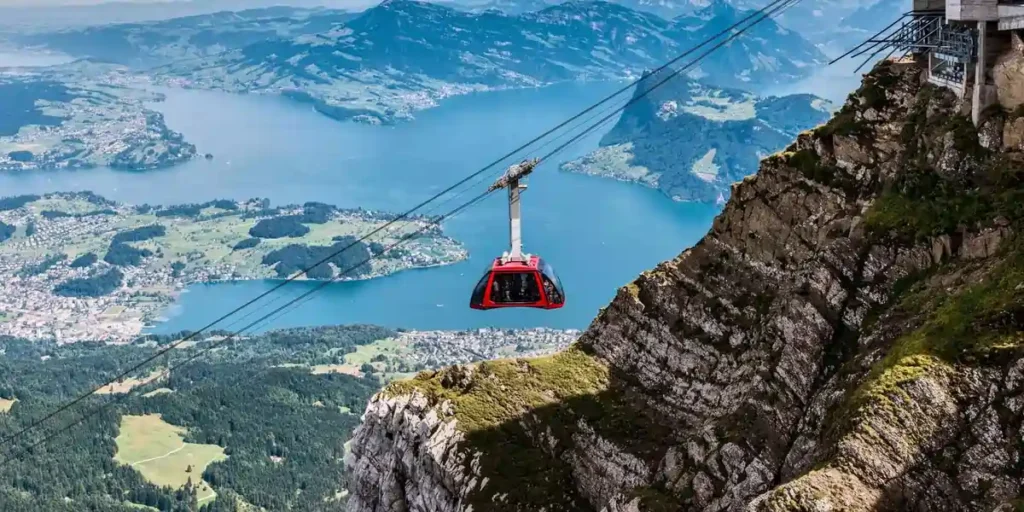 10 Pemandangan Swiss. Lucerne adalah kota yang indah dengan danau yang jernih dan pegunungan yang menakjubkan. Salah satu pemandangan terbaik bisa dilihat dari Mount Pilatus, yang menawarkan panorama spektakuler dari kota dan sekitarnya.