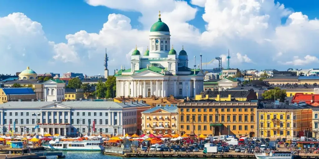 Helsinki adalah ibu kota Finlandia yang terkenal dengan arsitektur modern dan klasiknya. Kota ini merupakan perpaduan sempurna antara budaya, seni, dan teknologi