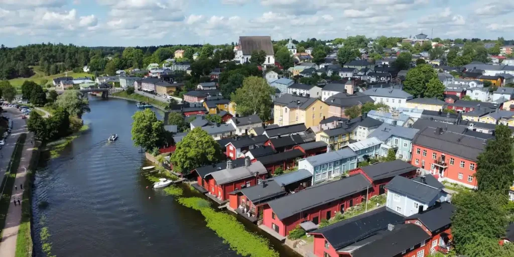 Porvoo adalah kota tua yang terkenal dengan rumah kayu warna-warni dan jalanan berbatu yang memancarkan suasana romantis.