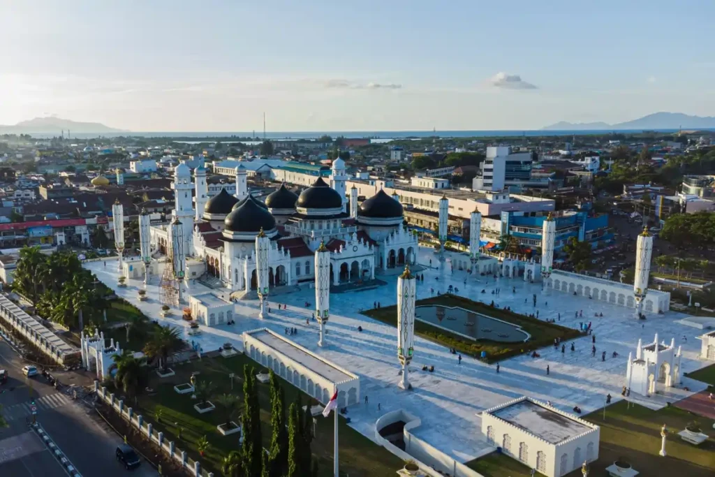 Masjid megah ini adalah simbol ketangguhan dan kebanggaan rakyat Aceh. Dibangun pada abad ke-17, Masjid Raya Baiturrahman memiliki arsitektur yang memukau dengan kubah besar dan halaman yang luas.