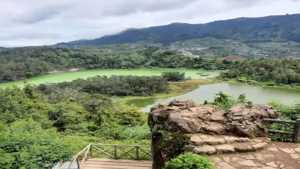 Dari Batu Ratapan Angin, Anda bisa menikmati pemandangan dua telaga sekaligus, yaitu Telaga Warna dan Telaga Pengilon.