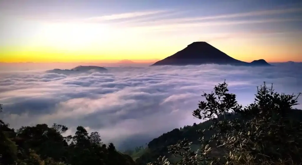 Bukit Sikunir terkenal sebagai tempat terbaik untuk menyaksikan golden sunrise di Dieng. Pemandangan matahari terbit dari ketinggian ini tidak boleh dilewatkan.