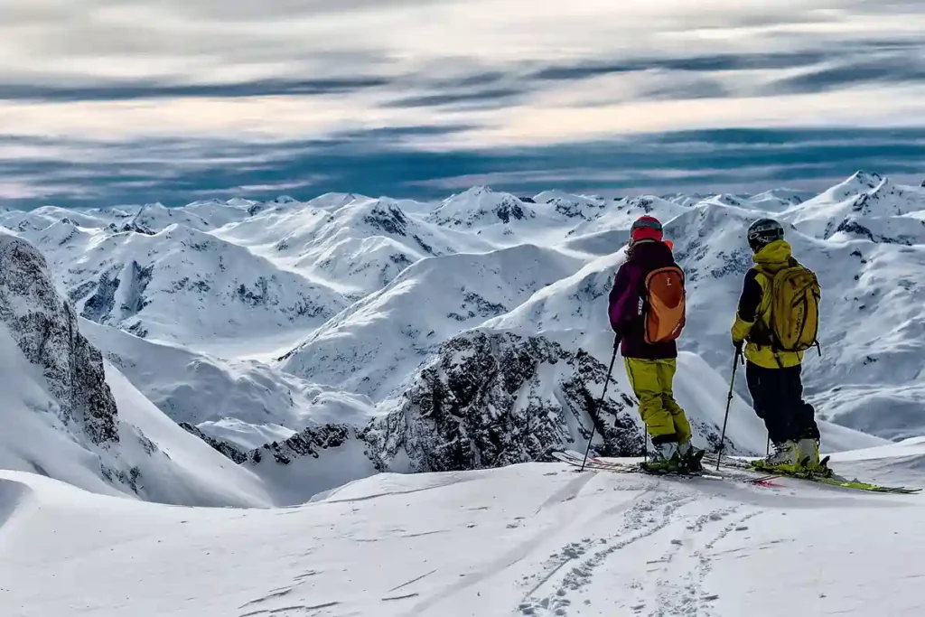 Ski adalah olahraga musim dingin yang memerlukan peralatan khusus dan lokasi tertentu seperti pegunungan bersalju. Ini membuat ski menjadi salah satu olahraga dengan biaya tinggi.