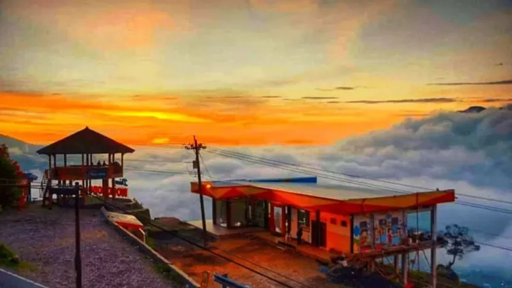 Gardu Pandang Tieng adalah titik istirahat dengan pemandangan spektakuler. Anda bisa melihat hamparan perkebunan dan pegunungan dari ketinggian.