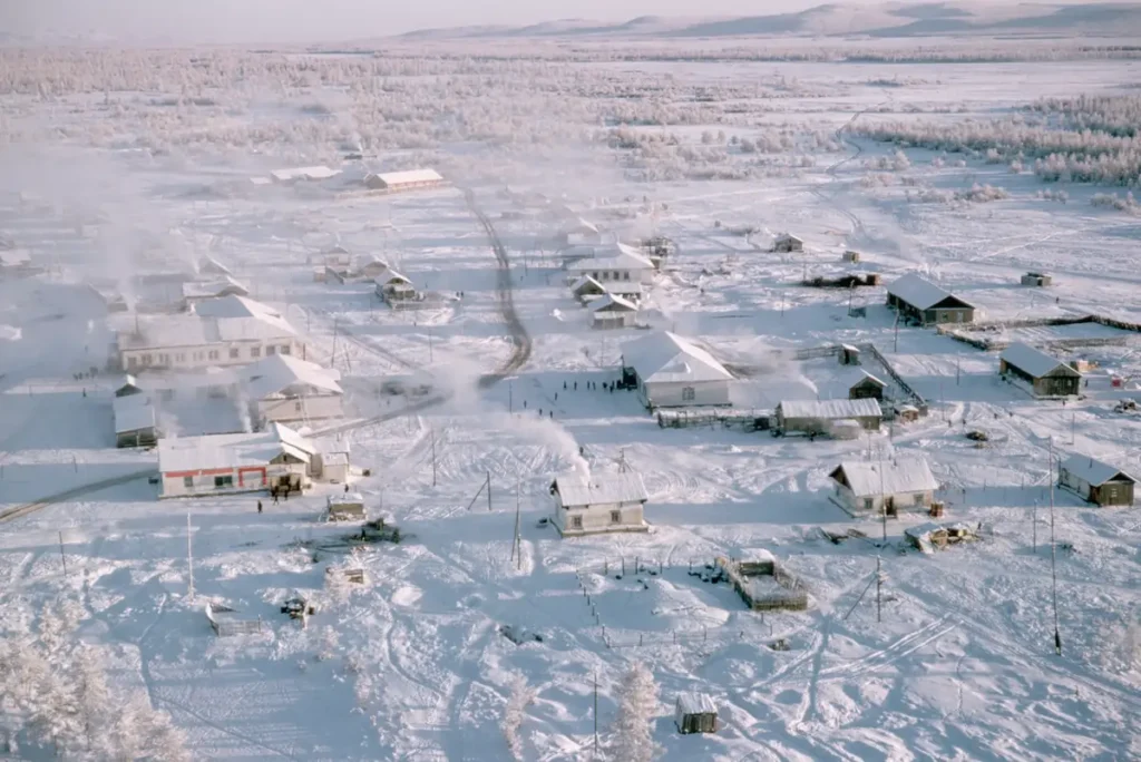 Dengan suhu rata-rata musim dingin mencapai -50 derajat Celsius, Oymyakon di Siberia dikenal sebagai desa terdingin di dunia.