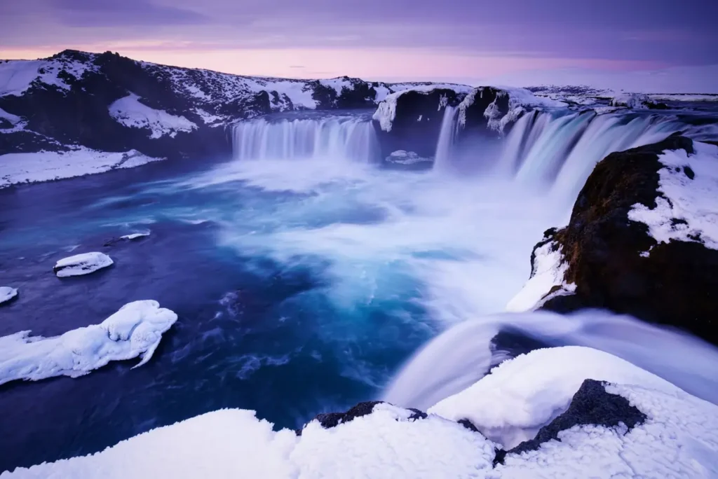 Reykjavik adalah ibu kota Islandia yang terkenal dengan keindahan alamnya, seperti geyser, air terjun beku, dan gua es.