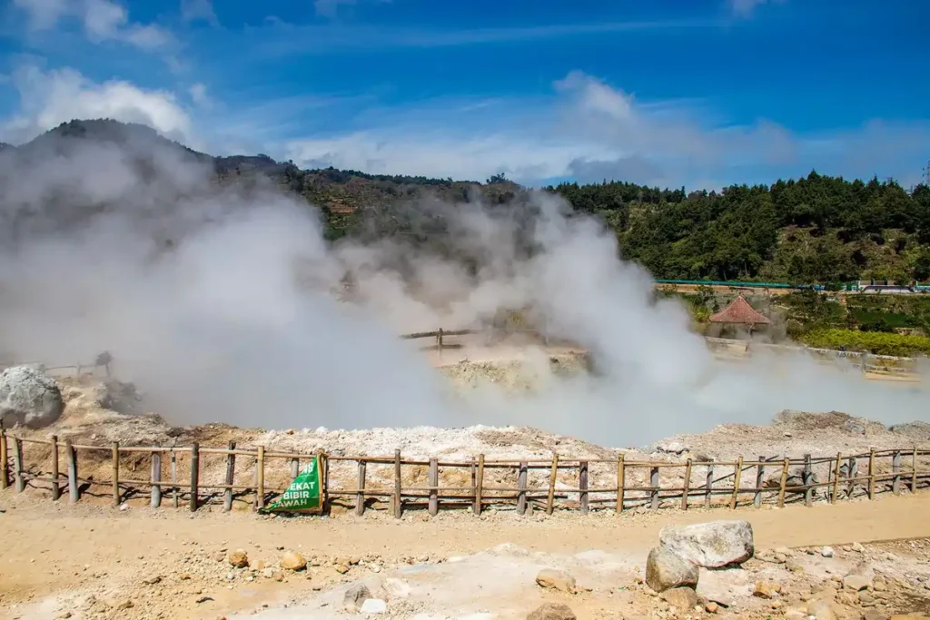 Kawah Sikidang menawarkan pengalaman unik menyaksikan aktivitas vulkanik dari dekat. Asap putih yang keluar dari kawah dan bau belerang menjadi ciri khasnya.