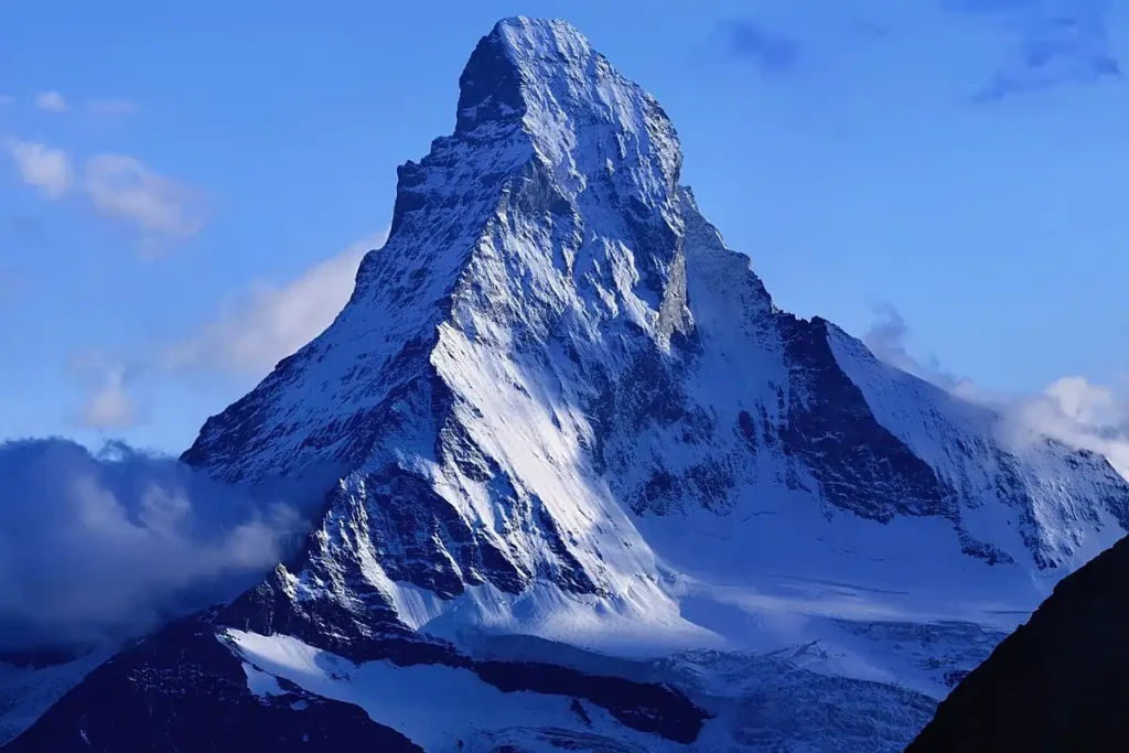 10 Pemandangan Swiss. Zermatt adalah kota resor yang terkenal dengan pemandangan menakjubkan dari Gunung Matterhorn. Gunung berbentuk piramida ini adalah salah satu gunung paling terkenal di dunia dan menjadi ikon Swiss.