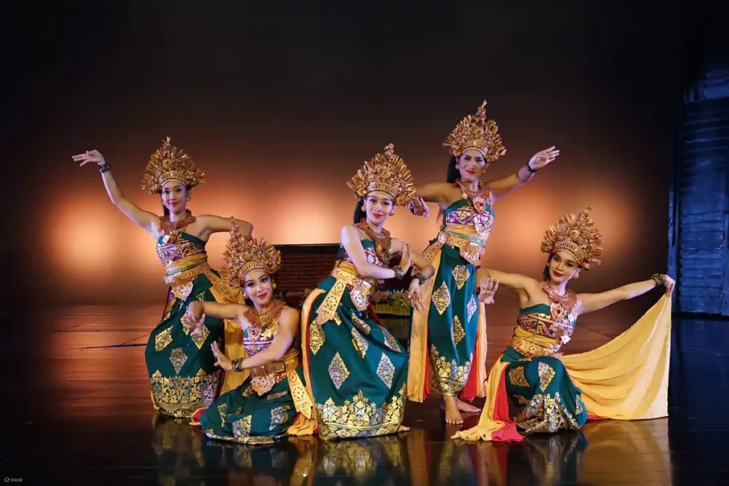 Hiburan Terbaik di Bali. Devdan Show adalah pertunjukan budaya yang menggabungkan tarian tradisional Bali dengan elemen modern, memberikan pengalaman budaya yang luar biasa. Pertunjukan ini menyajikan cerita tentang kekayaan budaya Indonesia dari Sabang hingga Merauke.