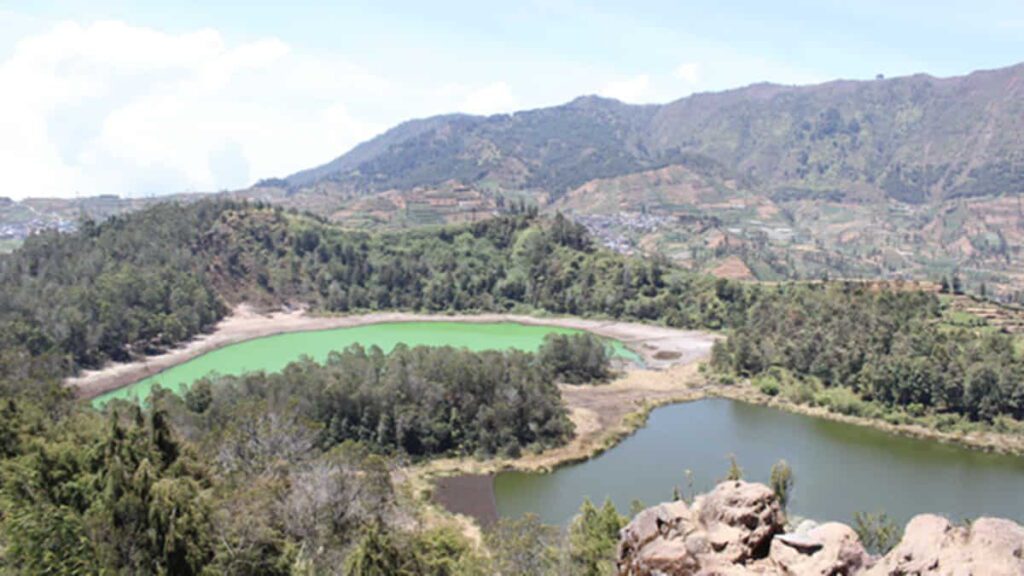 Telaga Warna merupakan salah satu ikon wisata Dieng yang terkenal karena fenomena alamnya. Air di telaga ini bisa berubah warna akibat pantulan cahaya dan kandungan belerang