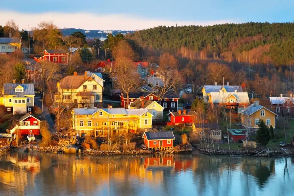 Turku adalah kota tertua di Finlandia dengan sejarah yang kaya. Kota ini memiliki kastil abad pertengahan dan pelabuhan yang indah.