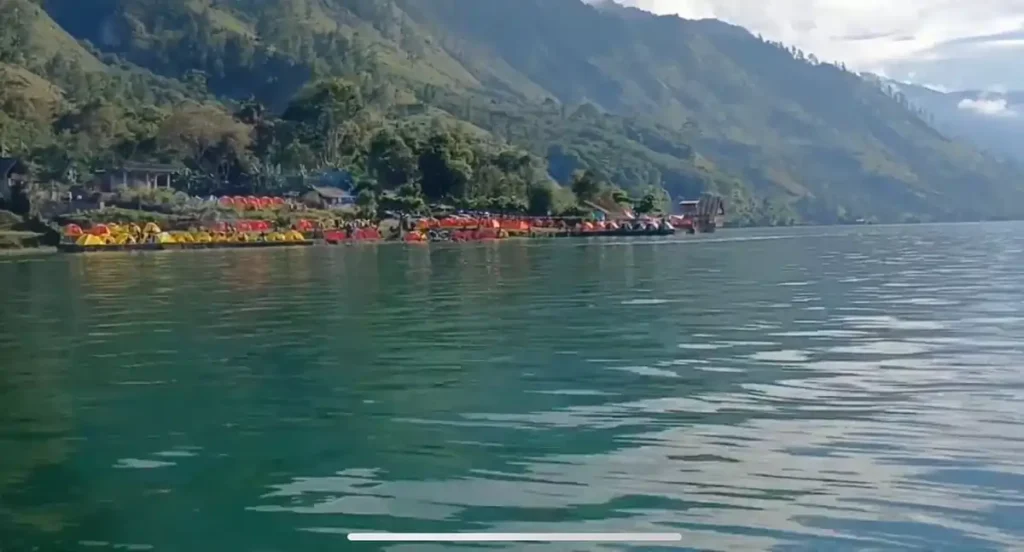 Danau ini memiliki air tawar yang luas seperti laut, dikelilingi oleh pegunungan hijau di Dataran Tinggi Gayo.