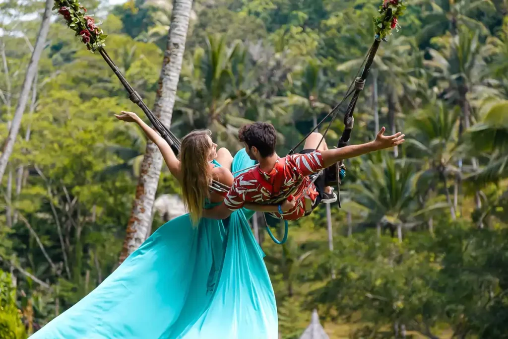 Hiburan Terbaik di Bali. Bali Swing menawarkan pengalaman unik dengan berbagai jenis ayunan besar yang terletak di atas hutan tropis Bali. Dari sini, kamu bisa merasakan sensasi terbang sambil menikmati pemandangan alam yang menakjubkan.