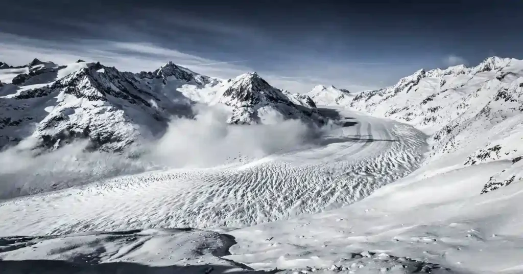 10 Pemandangan Swiss. Aletsch Glacier adalah gletser terbesar di Eropa, dan merupakan situs warisan dunia UNESCO. Pemandangan gletser yang luas ini sangat mengesankan, dengan es yang menutupi area yang sangat besar.