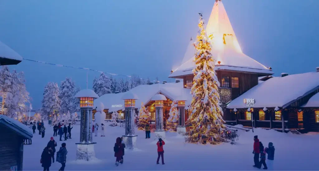 Lapland adalah tempat di mana Anda dapat merasakan keajaiban musim dingin. Di sini, Anda bisa mengunjungi Desa Santa Claus, melihat aurora borealis, atau bermain dengan rusa kutub.