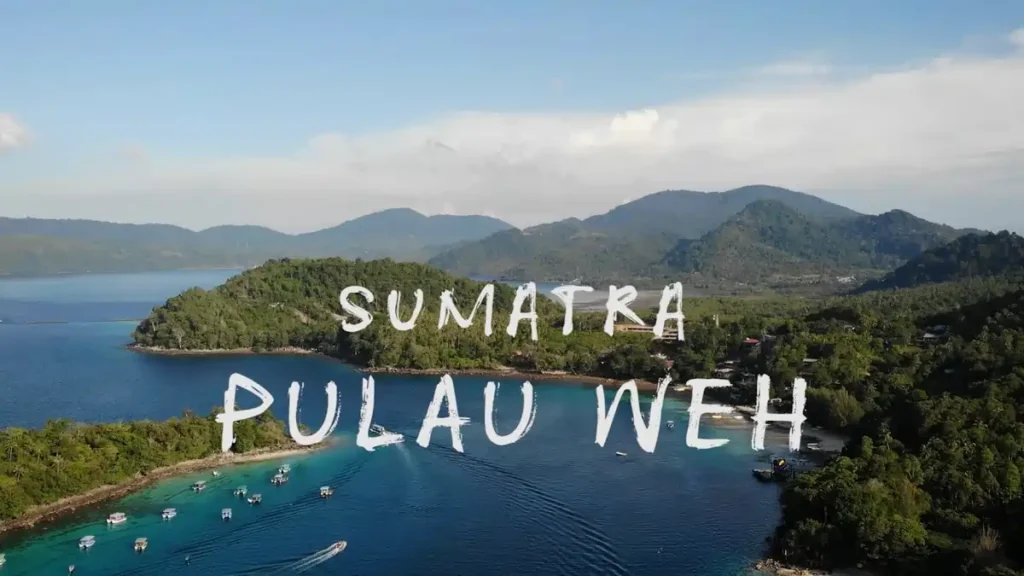 Pulau Weh terkenal dengan keindahan bawah lautnya, menjadikannya surga bagi para penyelam. Air lautnya sangat jernih dengan terumbu karang yang masih alami.