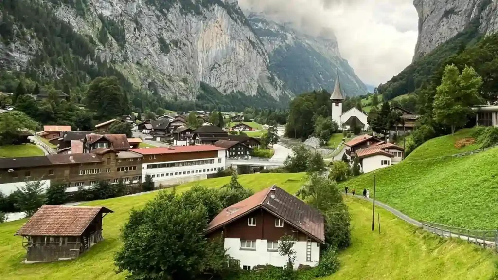 10 Pemandangan Swiss. Grindelwald adalah desa kecil yang terletak di kaki Gunung Eiger. Desa ini menawarkan pemandangan yang luar biasa dari pegunungan di sekitarnya, menjadikannya tempat yang populer untuk hiking dan ski.