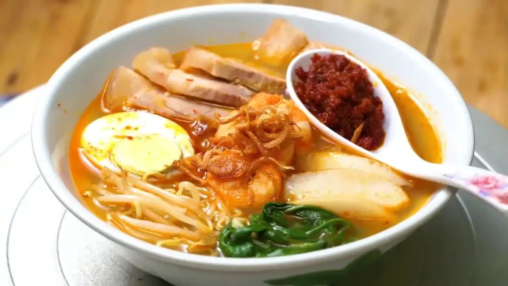 Hokkien Mee adalah sup mie dengan kaldu udang yang kaya rasa. Hidangan ini diisi dengan mie kuning, bihun, udang, telur rebus, dan daging babi.