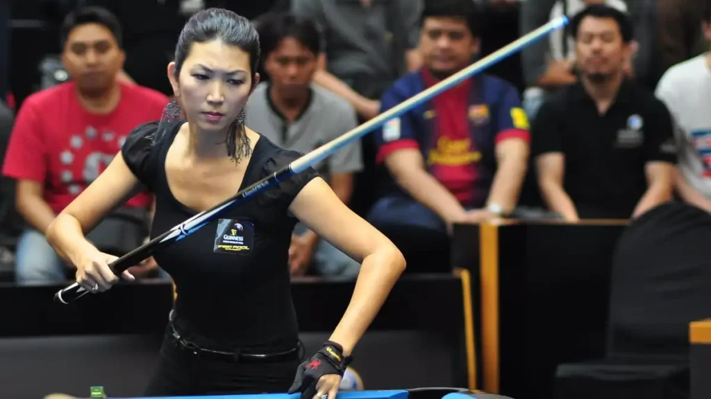 Jeanette Lee dikenal sebagai salah satu pemain wanita terbaik dalam sejarah pool. Gaya bermainnya yang penuh percaya diri dan konsistensi menjadikannya ikon di dunia billiards.