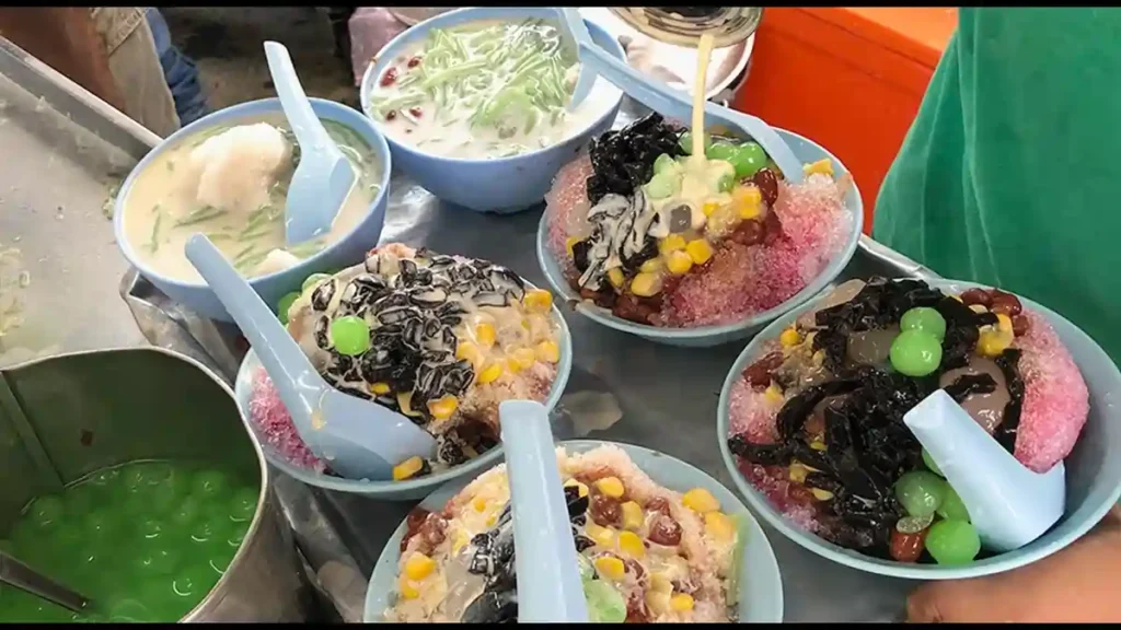 Chendol Penang adalah hidangan penutup yang menyegarkan, terdiri dari cendol, santan, gula aren, dan kacang merah. Hidangan ini sangat populer di Penang, terutama saat cuaca panas.