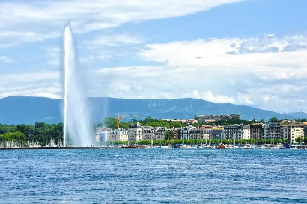 10 Pemandangan Swiss. Danau Geneva atau Lac Léman adalah danau terbesar di Eropa Barat yang dikelilingi oleh pegunungan. Kota-kota seperti Montreux dan Lausanne menawarkan pemandangan yang sangat cantik dengan latar belakang pegunungan yang mengelilingi danau.