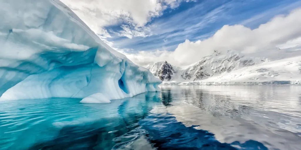 Antartika adalah benua terdingin di dunia, dengan suhu yang bisa turun hingga -80 derajat Celsius. Meski ekstrem, keindahan lanskap es yang spektakuler menarik banyak peneliti dan wisatawan.