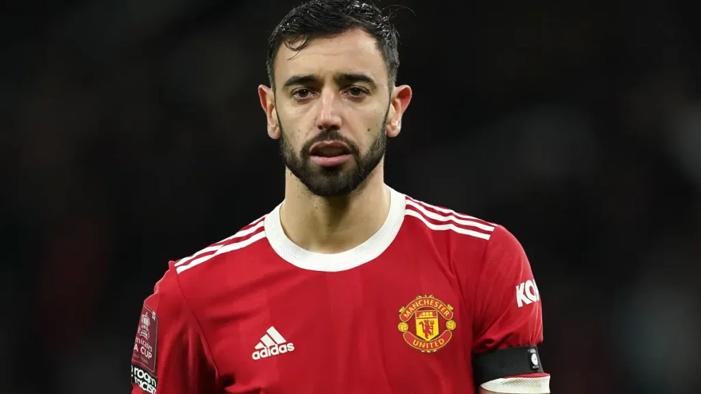 Bruno Fernandes adalah gelandang serang dengan kemampuan mencetak gol dan memberikan assist yang luar biasa. Ia menjadi kapten Manchester United.